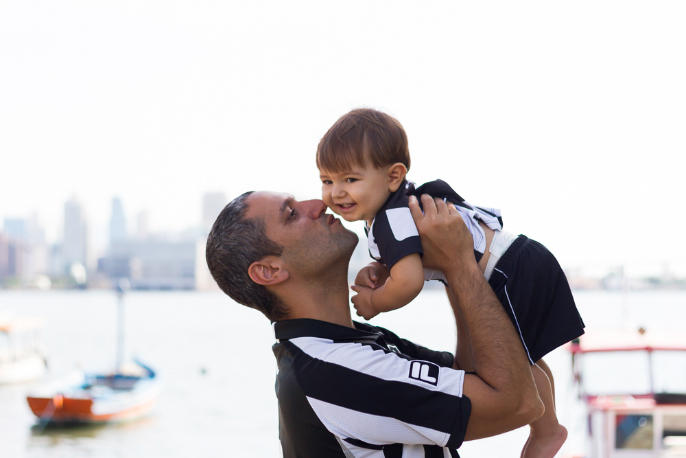 Pai carinhoso com Caio pelo fotógrafo Douglas Maia