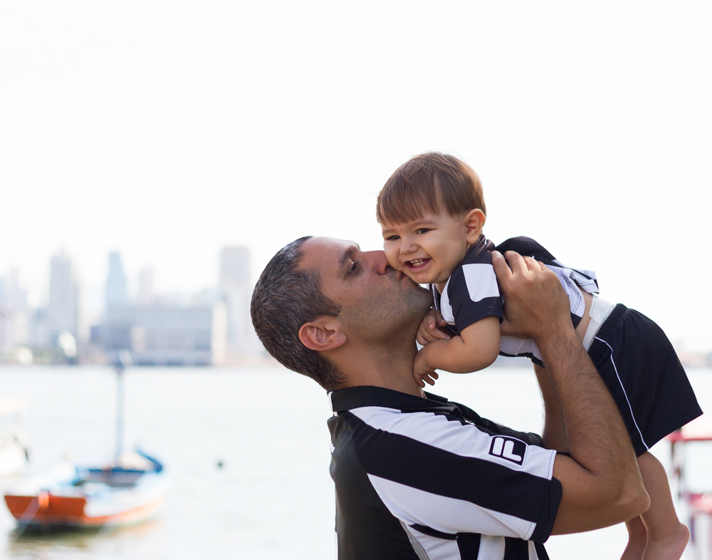 Papai beijando seu filho Caio pelo fotógrafo Douglas Maia