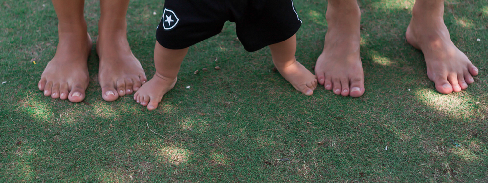 Pés família pelo fotógrafo Douglas Maia
