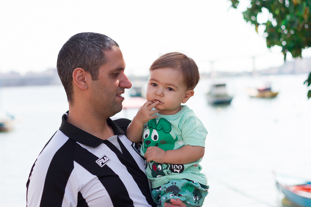 Caio no colo do pai pelo fotógrafo Douglas Maia
