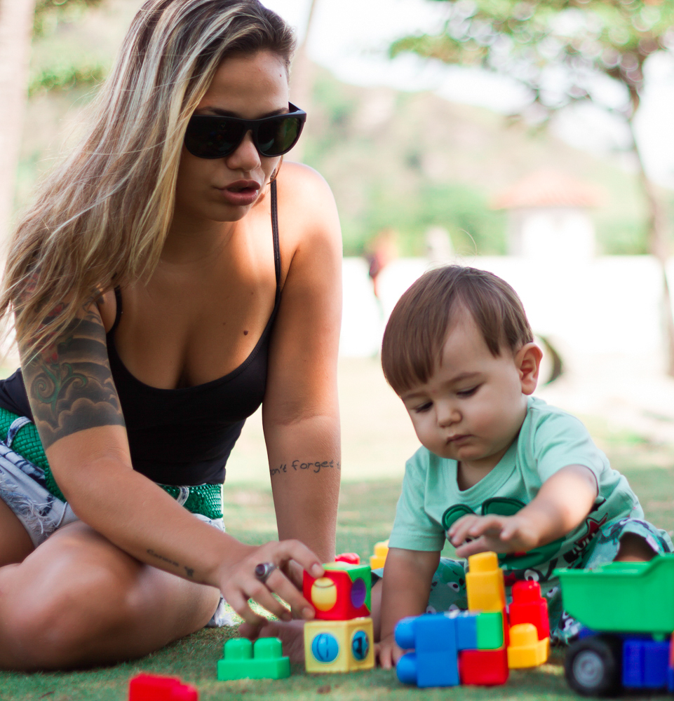 Mãe brincando com o filho pelo fotógrafo Douglas Maia