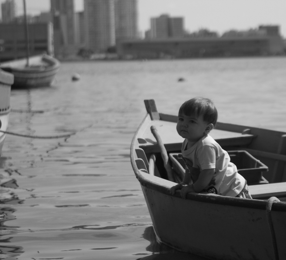 Caio no barquinho pelo fotógrafo Douglas Maia