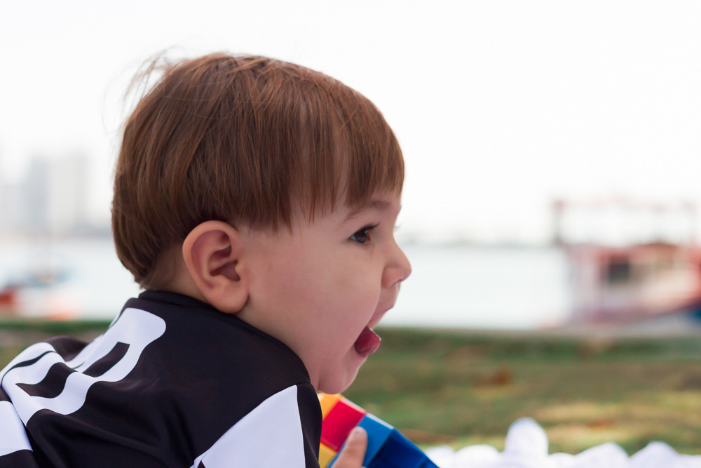 Caio com a língua para fora pelo fotógrafo Douglas Maia