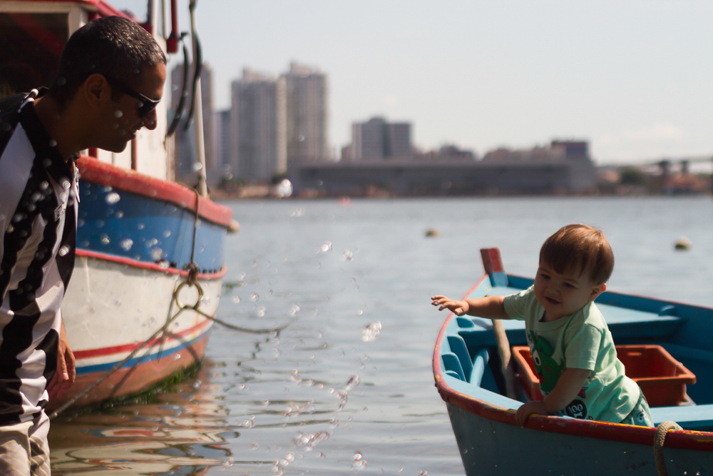Pai brinca com Caio no barco pelo fotógrafo Douglas Maia