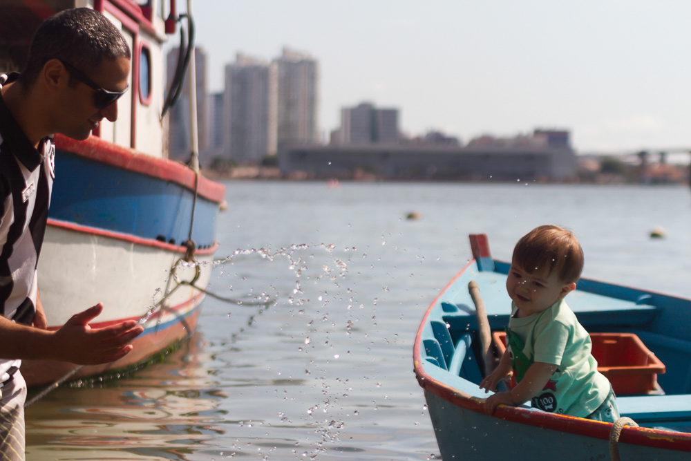 Caio se diverte no barquinho pelo fotógrafo Douglas Maia