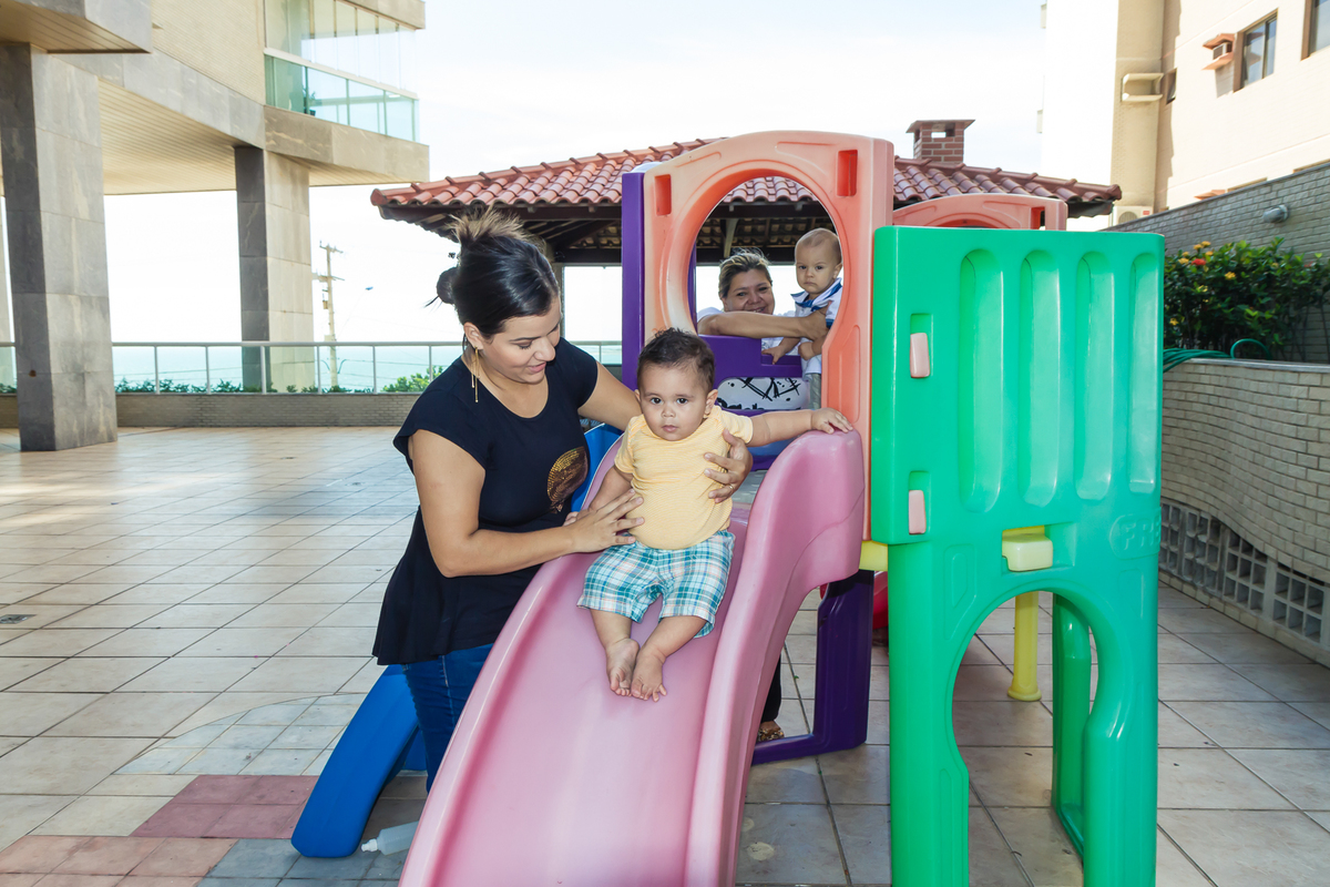 Brincando no escorregador Café da manhã Dra. Kenia pelo fotógrafo Douglas Maia 