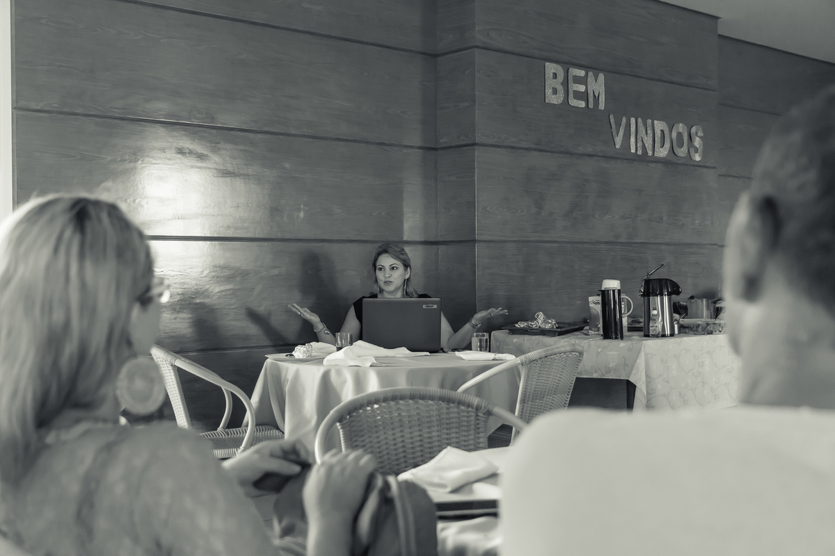 Dra. Kenia ensinando os pais pelo fotógrafo Douglas Maia 