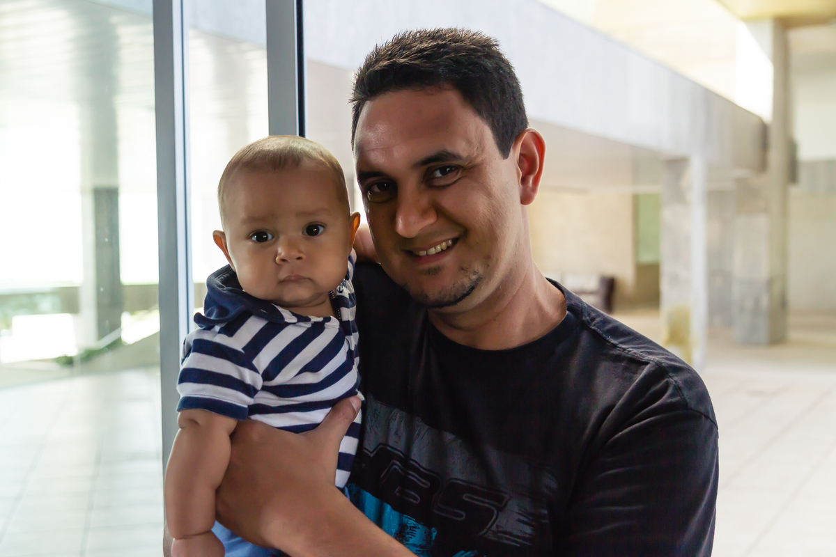 Pai feliz com seu filho Café da manhã Dra. Kenia pelo fotógrafo Douglas Maia 