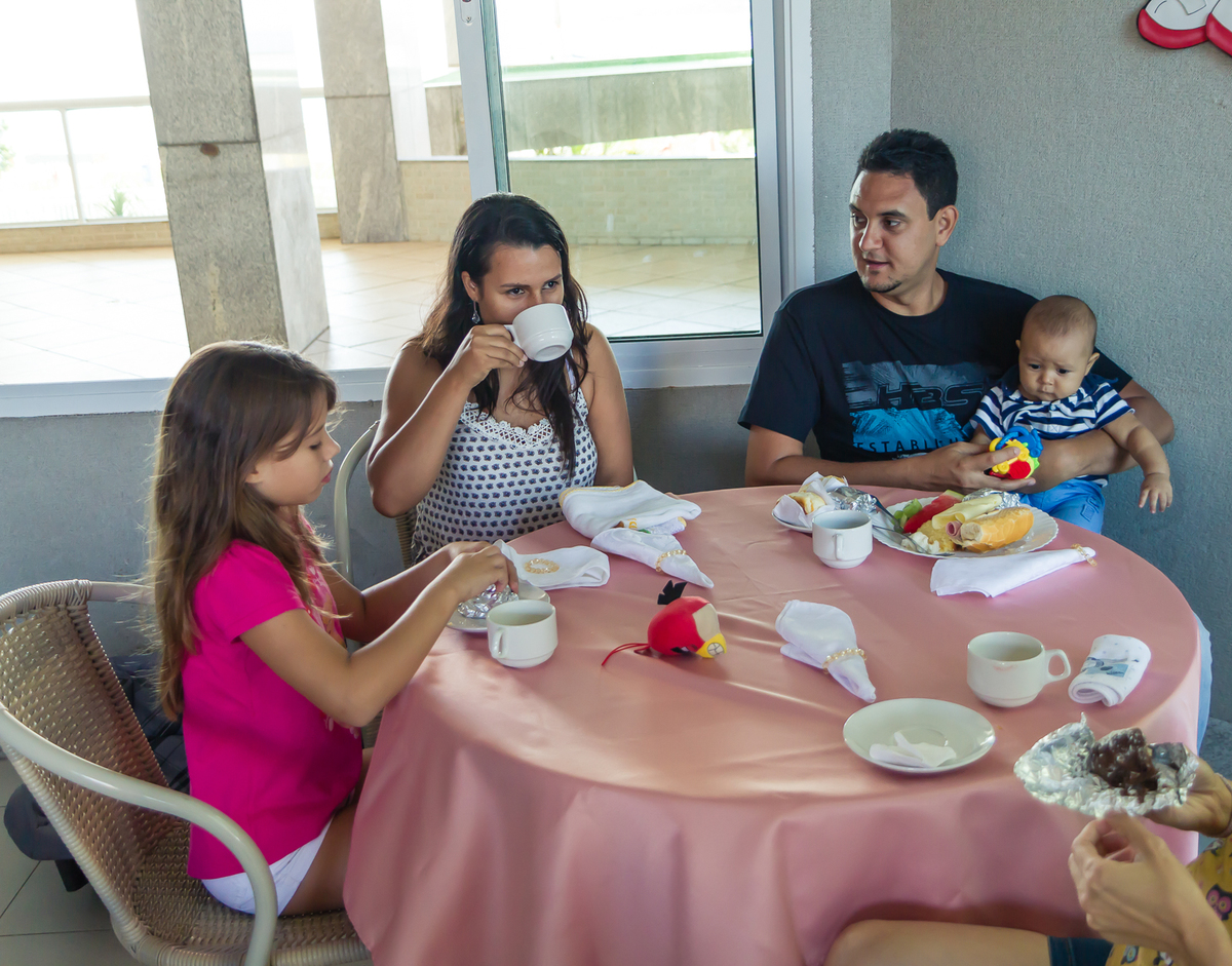 Convidados tomando café Café da manhã Dra. Kenia pelo fotógrafo Douglas Maia 