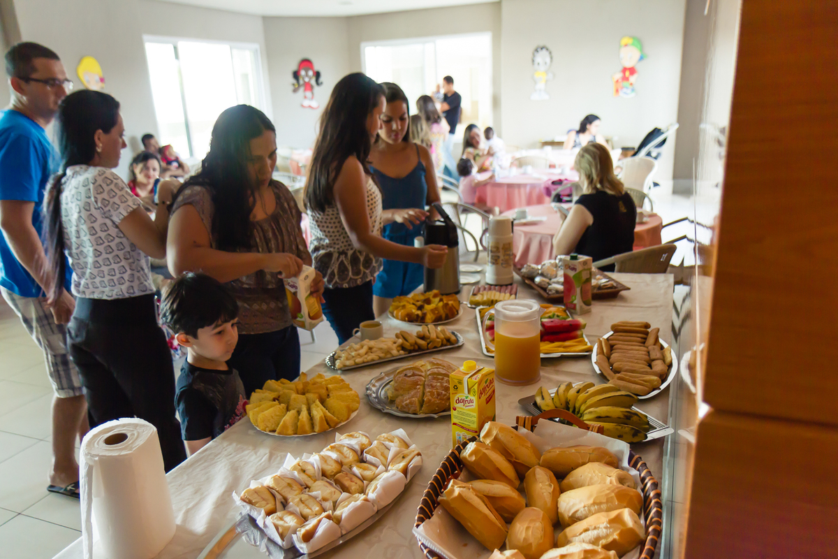 Convidados se servindo Café da manhã Dra. Kenia pelo fotógrafo Douglas Maia 