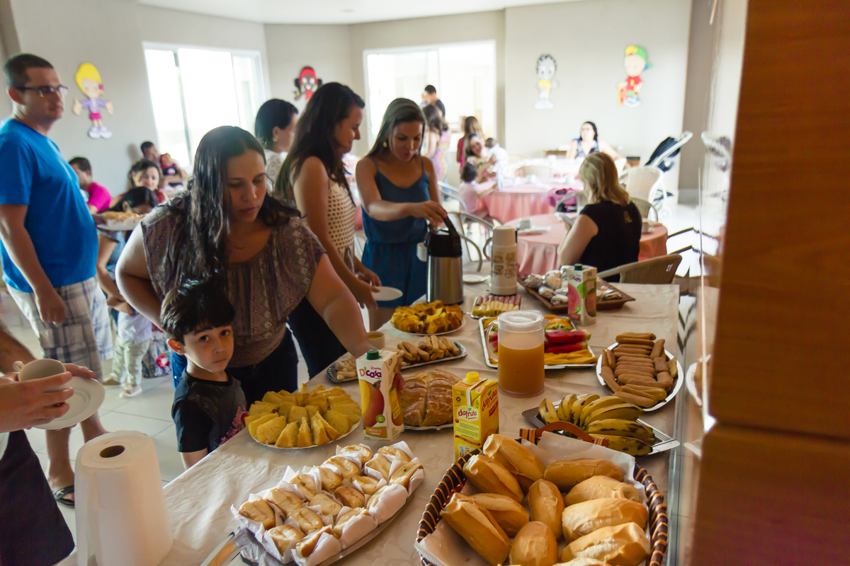 Pais e filhos se servindo Café da manhã Dra. Kenia pelo fotógrafo Douglas Maia 