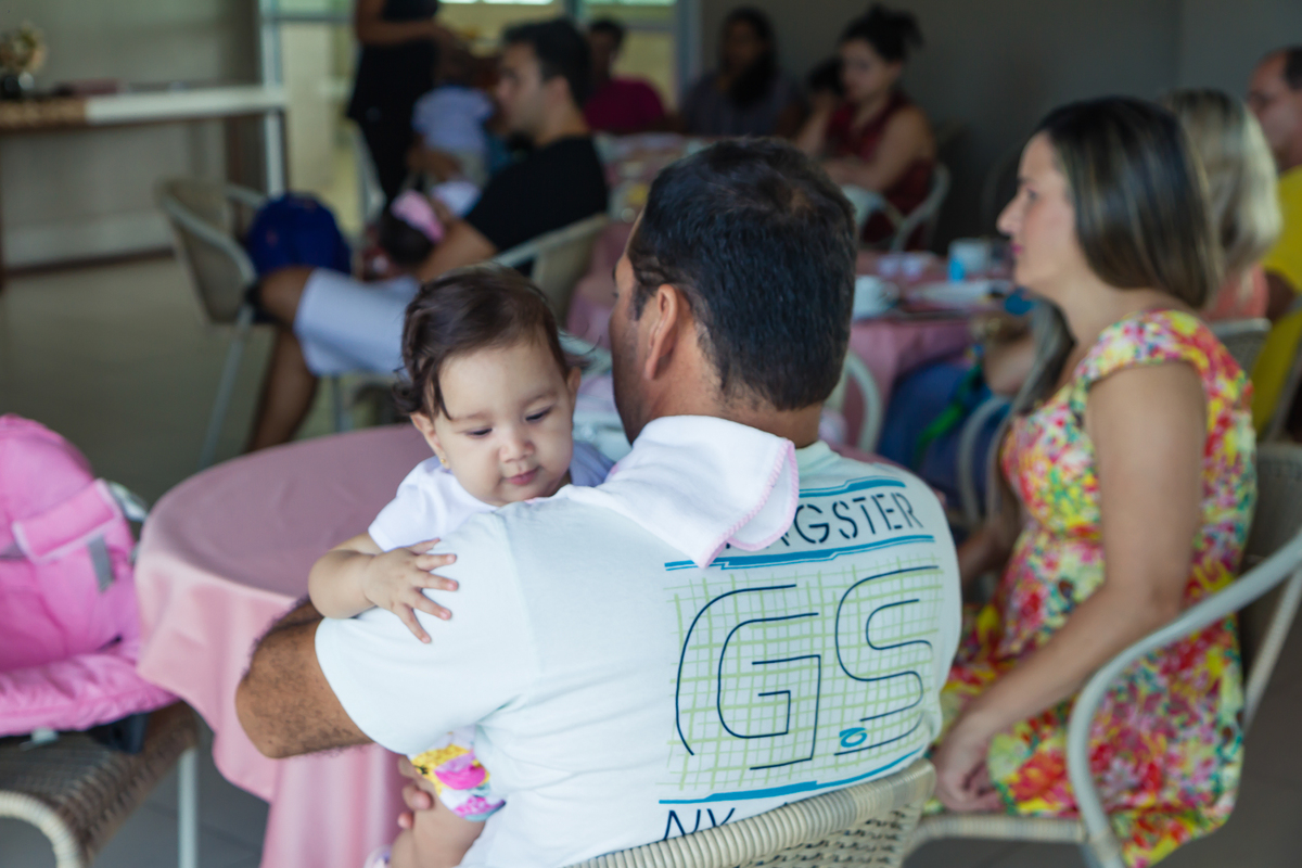 Papai com filha no colo Café da manhã Dra. Kenia pelo fotógrafo Douglas Maia 
