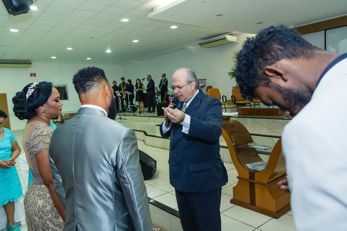 Pastor ora pelas alianças Bodas de Prata pelo fotógrafo Douglas Maia