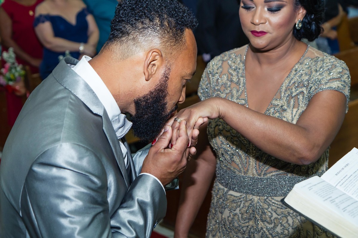 Marido beija mão de esposa Bodas de Prata pelo fotógrafo Douglas Maia