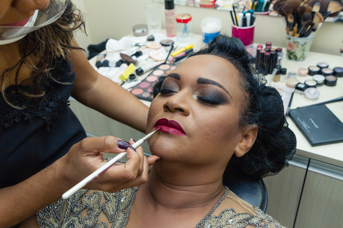 Cláudia maquiando pelo fotógrafo Douglas Maia