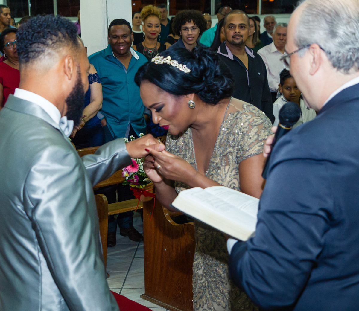 Esposa beija mão do marido Bodas de Prata pelo fotógrafo Douglas Maia