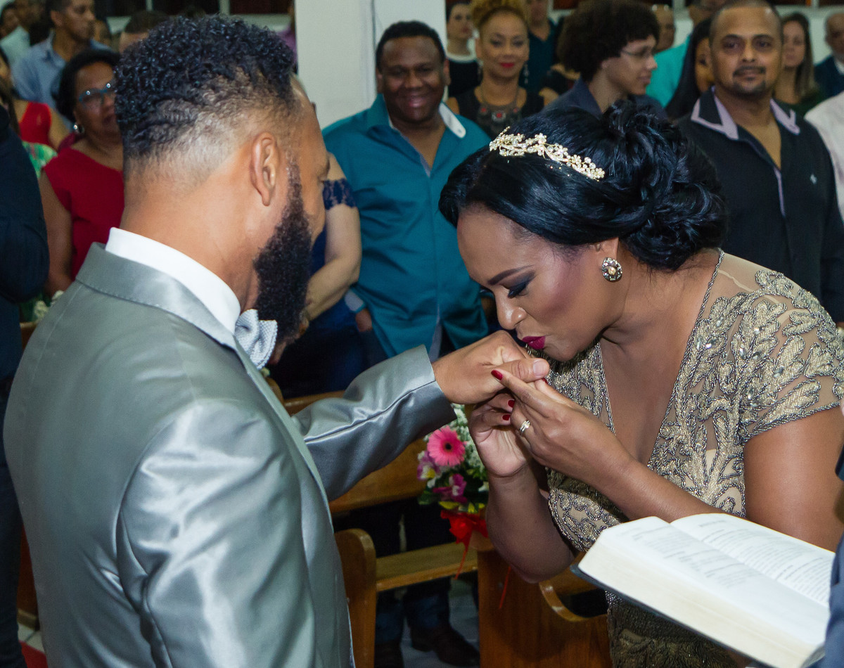 Cláudia beija a mão do marido Bodas de Prata pelo fotógrafo Douglas Maia