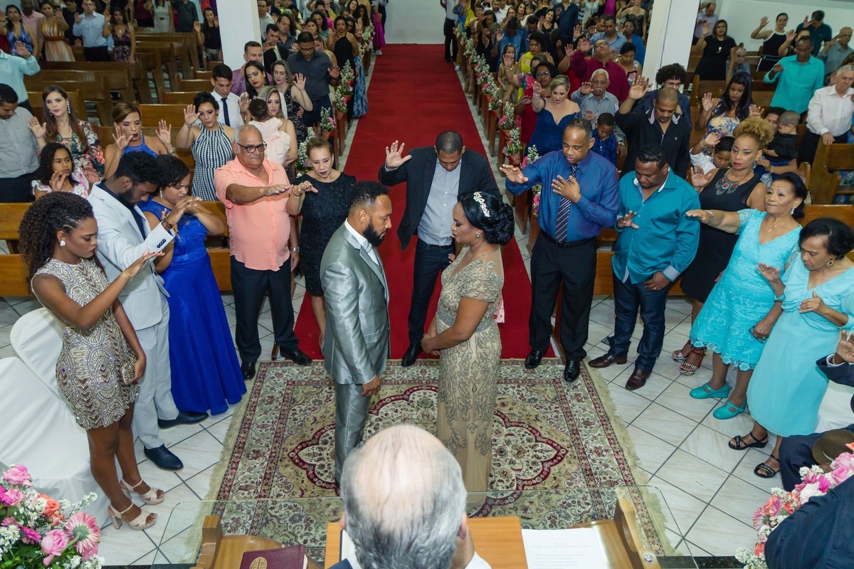 Família ora pelo casal Bodas de Prata pelo fotógrafo Douglas Maia