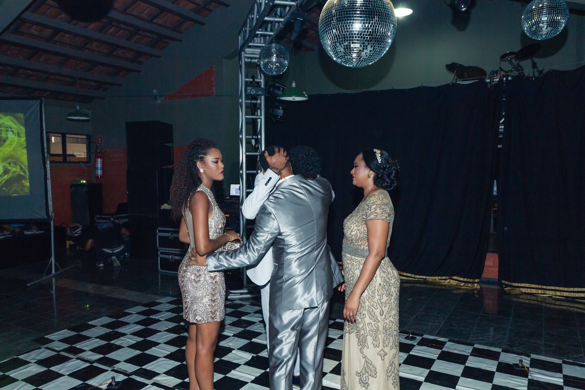 Pai abraça filho Bodas de Prata pelo fotógrafo Douglas Maia