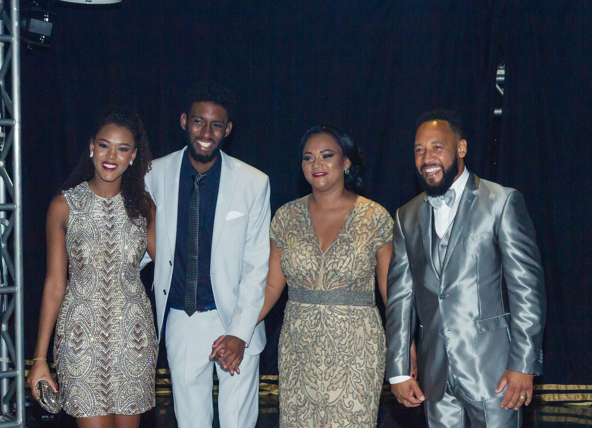 Família feliz Bodas de Prata pelo fotógrafo Douglas Maia