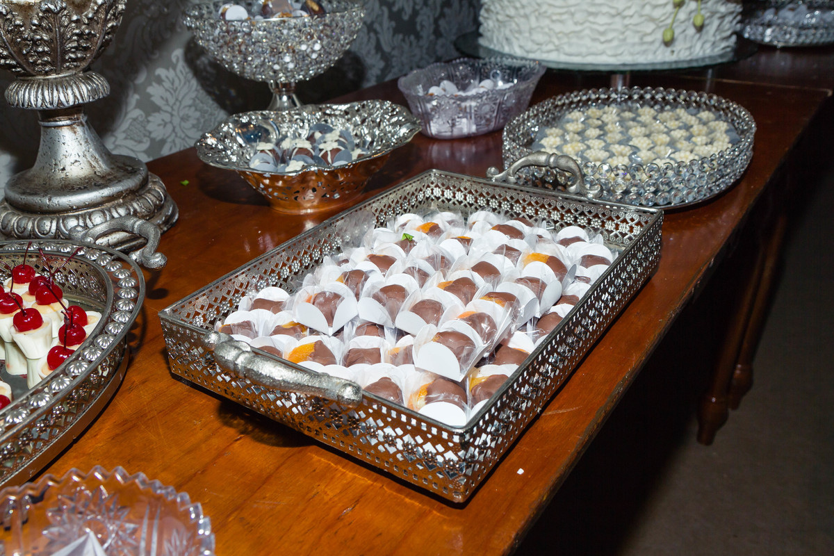 Travessa com doces Bodas de Prata pelo fotógrafo Douglas Maia