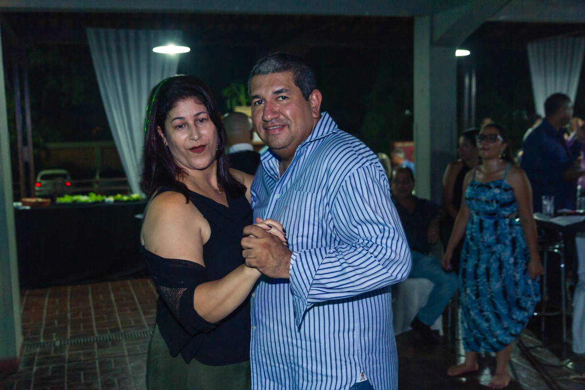 Convidado dançando Bodas de Prata pelo fotógrafo Douglas Maia