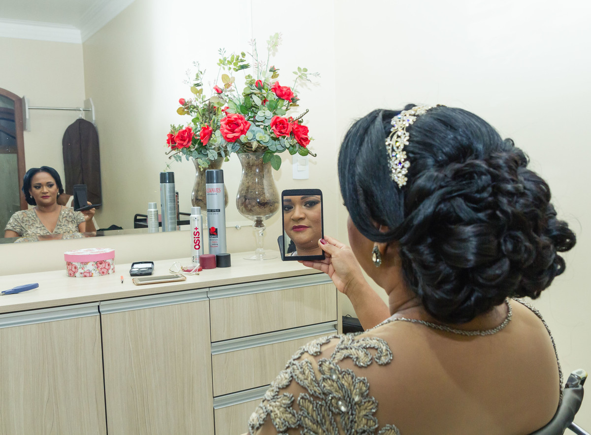 Cláudia se olha no espelho pelo fotógrafo Douglas Maia