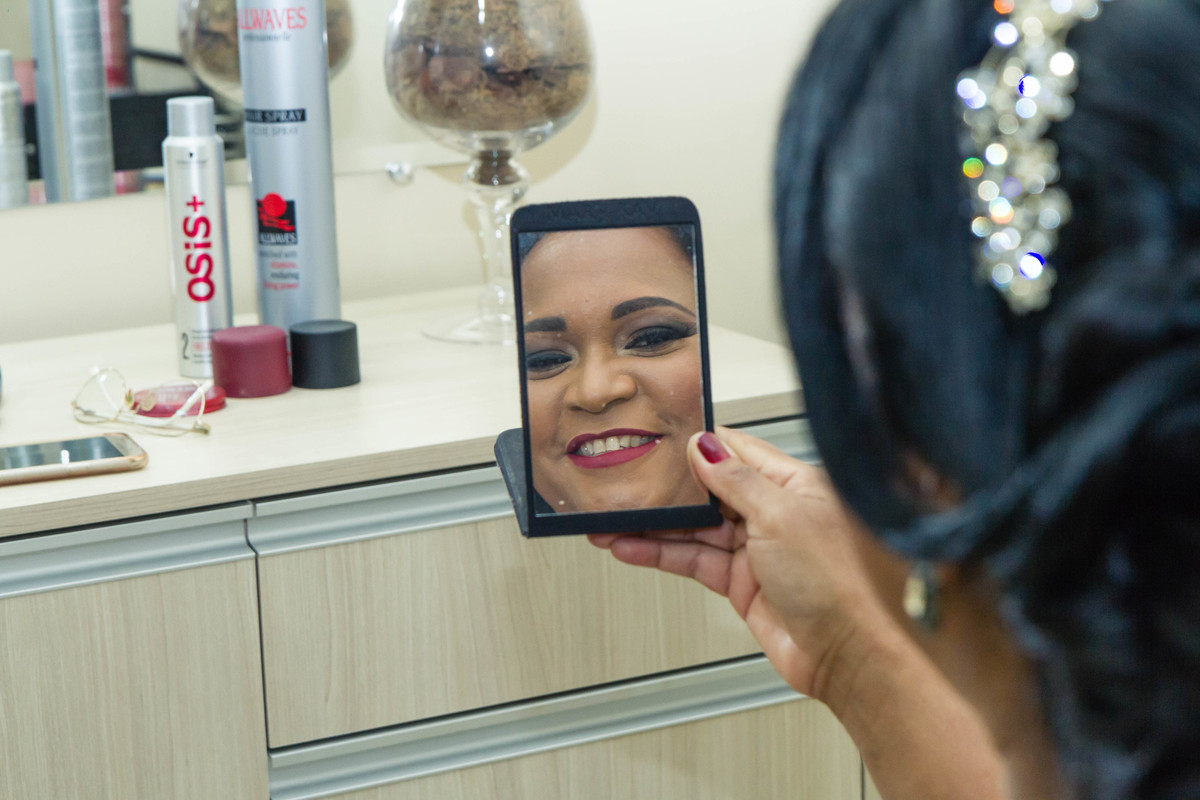 Cláudia no espelho pelo fotógrafo Douglas Maia