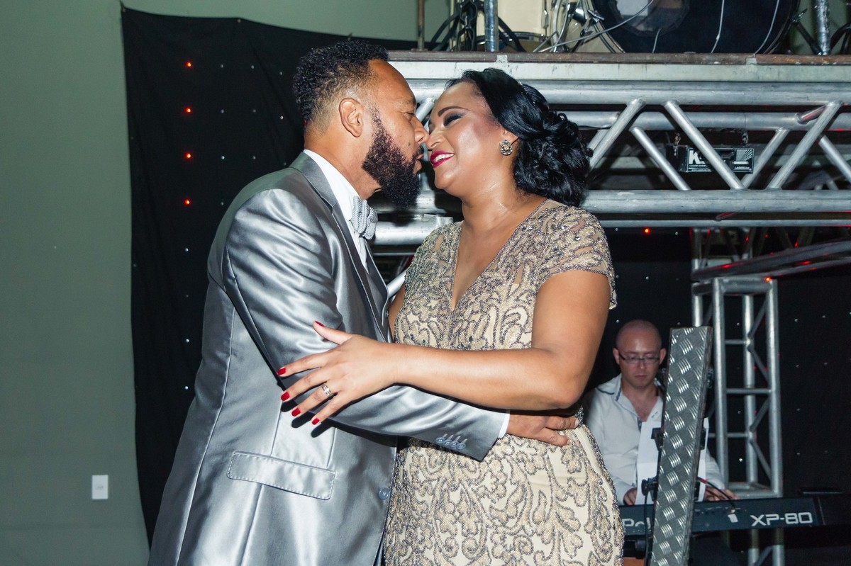 Casal beijando Bodas de Prata pelo fotógrafo Douglas Maia