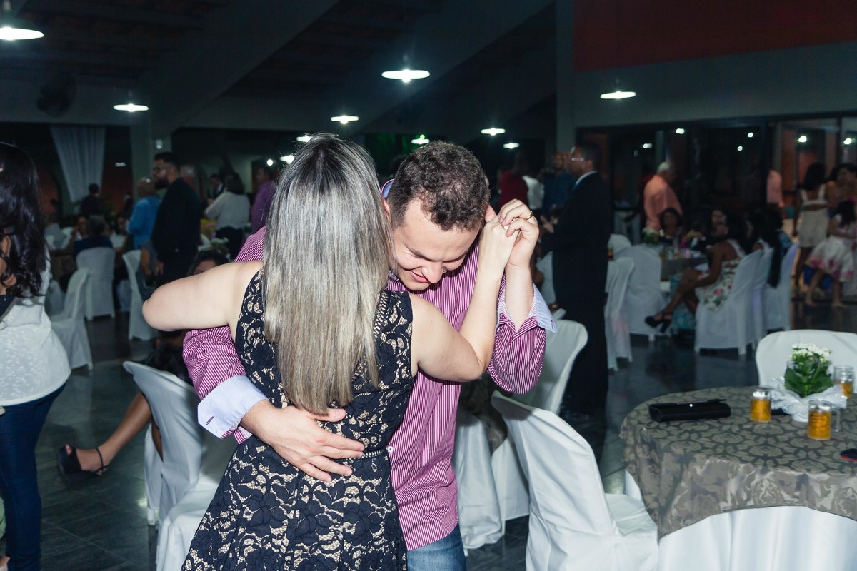 Casal dançando Bodas de Prata pelo fotógrafo Douglas Maia