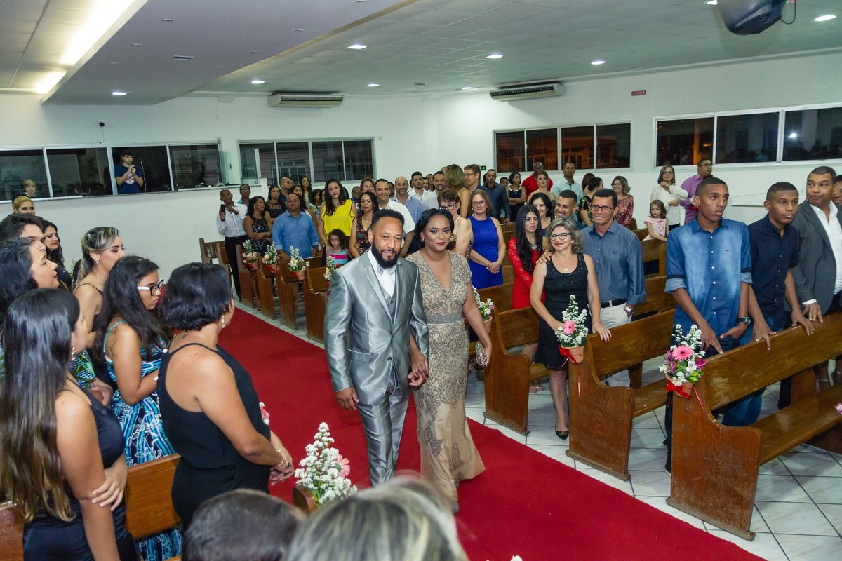 Casal entrando na igreja pelo fotógrafo Douglas Maia