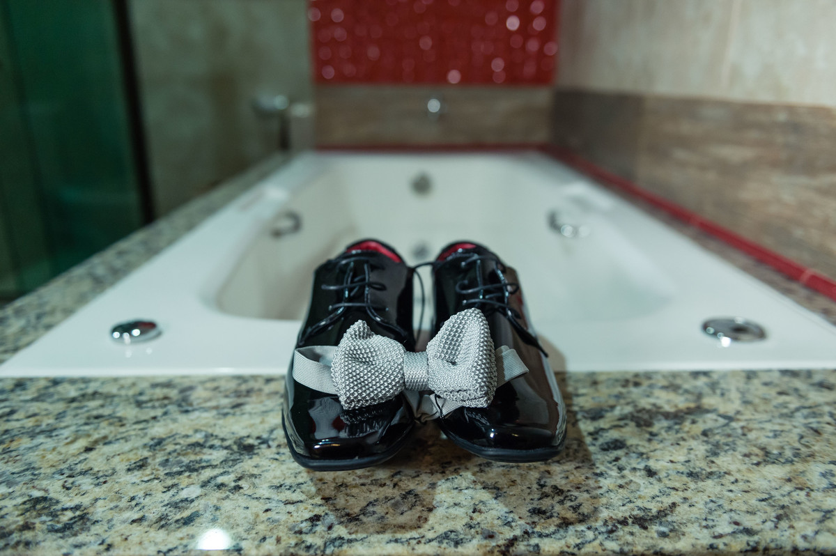 Sapato e gravata do Jefferson Bodas de Prata pelo fotógrafo Douglas Maia