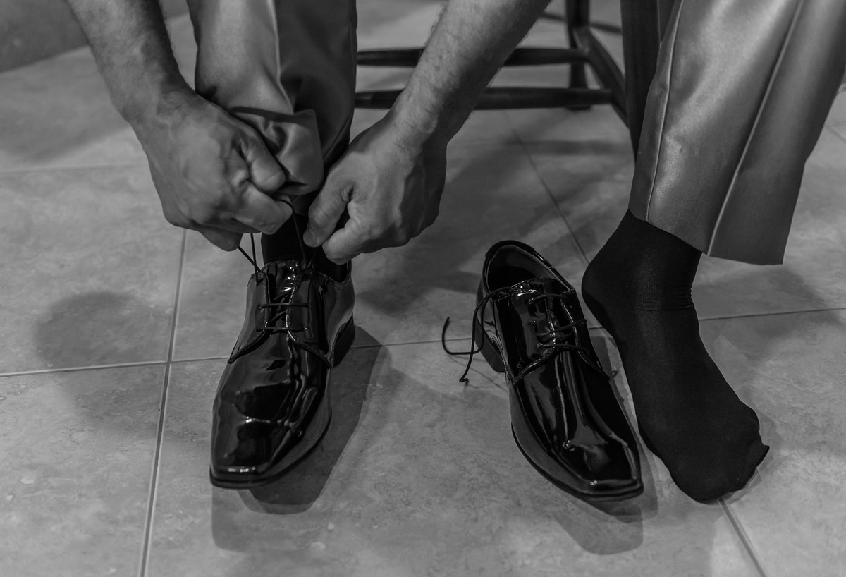 Jefferson calçando sapatos Bodas de Prata pelo fotógrafo Douglas Maia