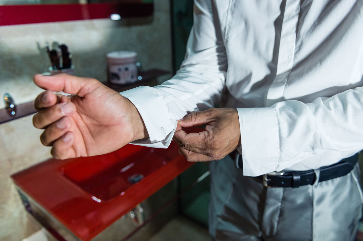 Abotoando a camisa Bodas de Prata pelo fotógrafo Douglas Maia