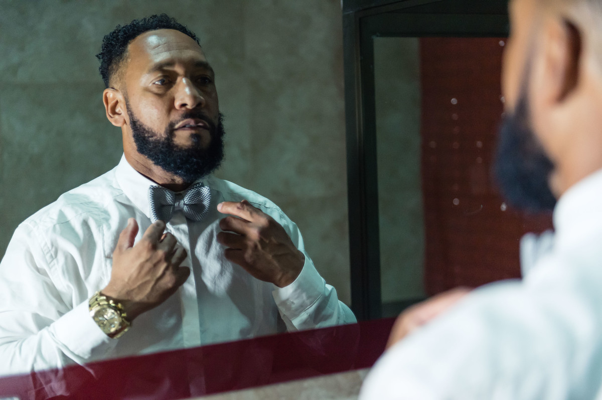 Jefferson se olha no espelho Bodas de Prata pelo fotógrafo Douglas Maia