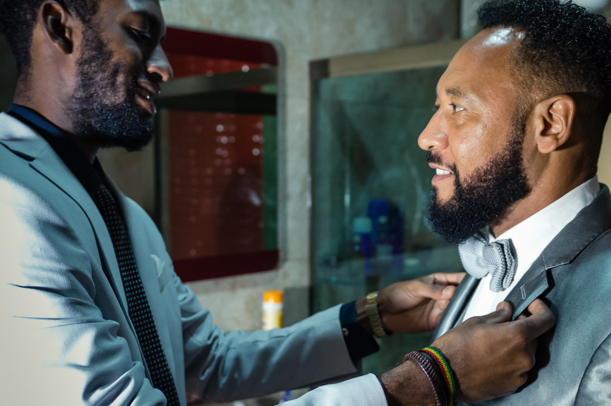 Filho ajuda pai a arrumar Bodas de Prata pelo fotógrafo Douglas Maia