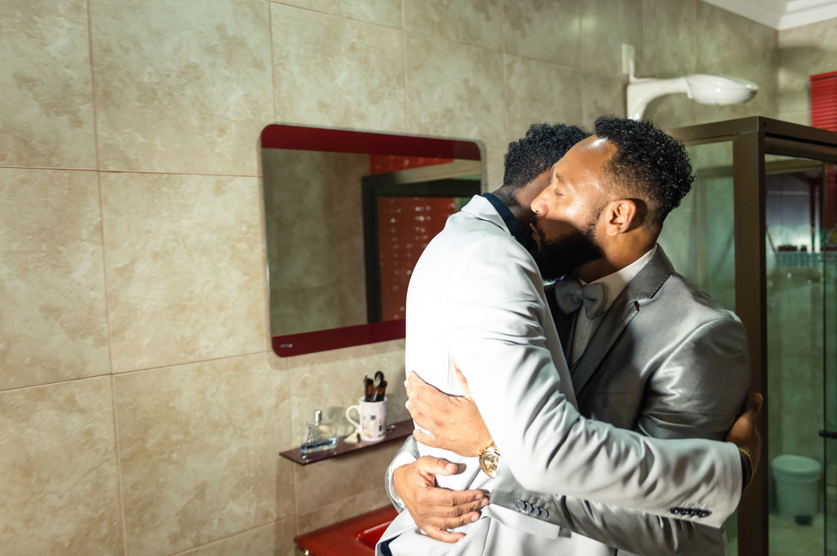 Abraço de pai e filho Bodas de Prata pelo fotógrafo Douglas Maia