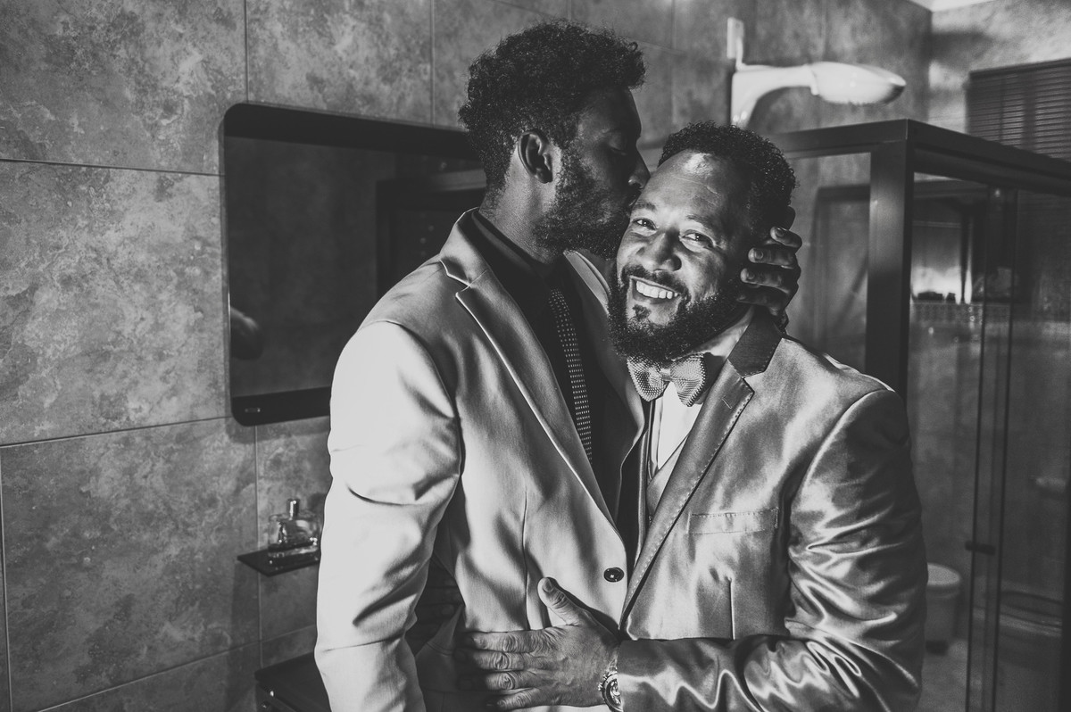 Filho beija o pai Bodas de Prata pelo fotógrafo Douglas Maia