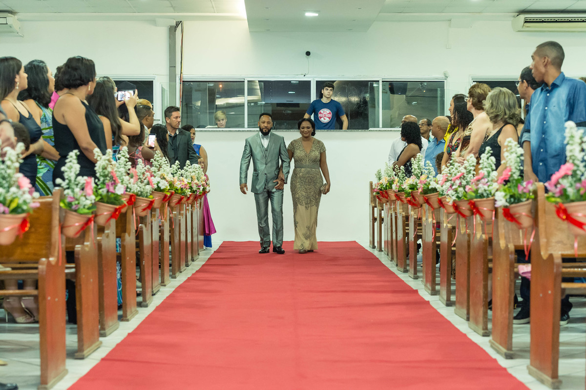 Cláudia e Jefferson entrando na igreja Bodas de Prata pelo fotógrafo Douglas Maia