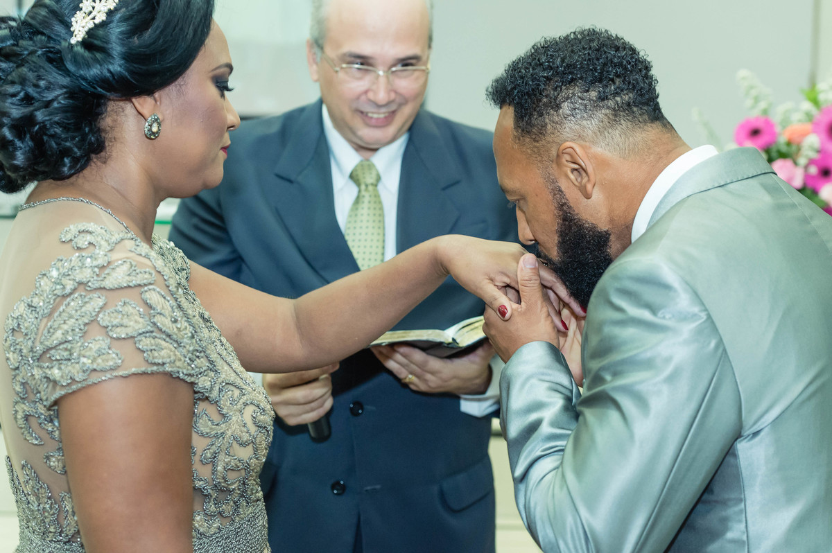 Marido beija mão da esposa Bodas de Prata pelo fotógrafo Douglas Maia