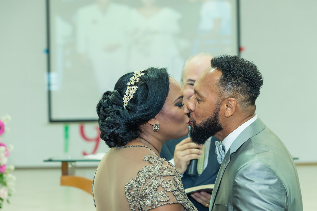 Beijo do casal Bodas de Prata pelo fotógrafo Douglas Maia