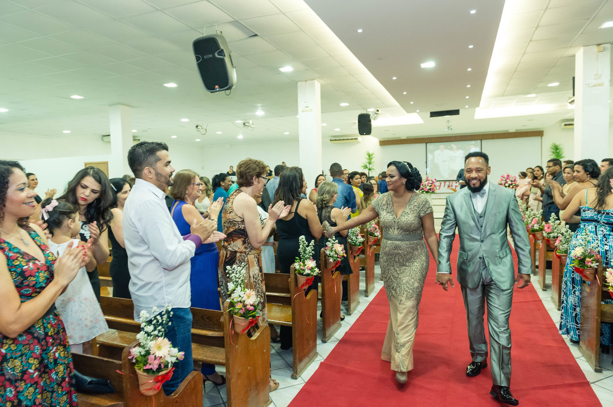 Cumprimentando convidada Bodas de Prata pelo fotógrafo Douglas Maia