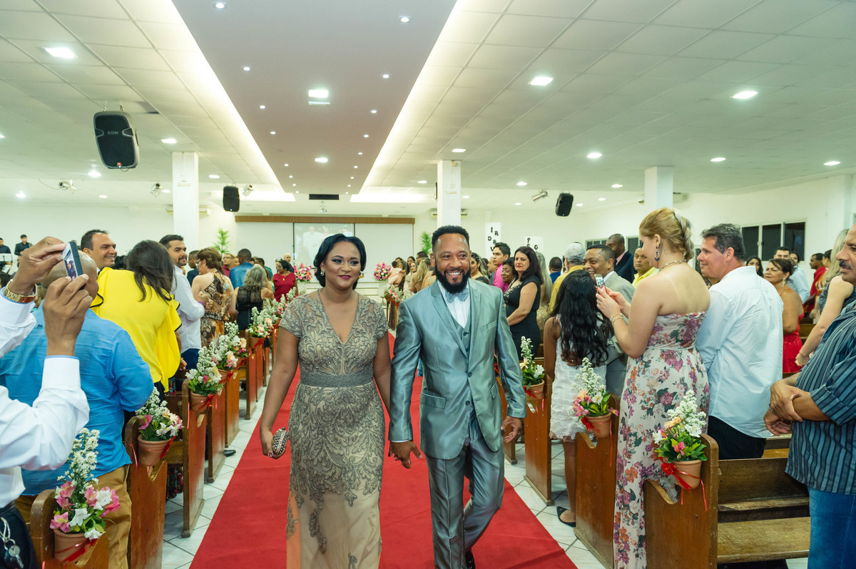 Casal saindo da igreja Bodas de Prata pelo fotógrafo Douglas Maia 