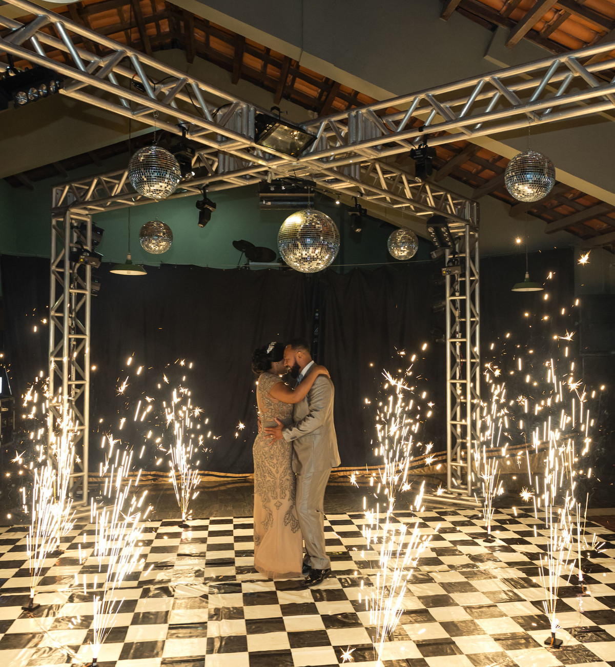 Fogos durante a dança Bodas de Prata Cláudia e Jefferson pelo fotógrafo Douglas Maia