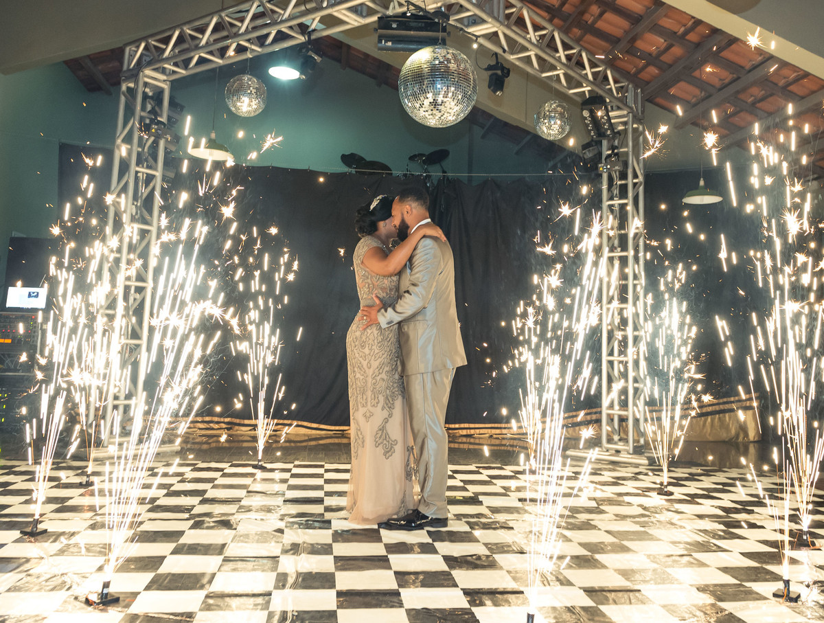 Casal dançando com fogos Bodas de Prata Cláudia e Jefferson pelo fotógrafo Douglas Maia
