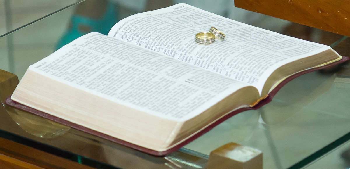 Bíblia e alianças Bodas de Prata pelo fotógrafo Douglas Maia