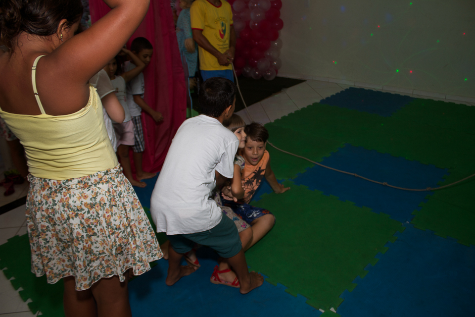 Crianças brincando pelo fotógrafo Douglas Maia