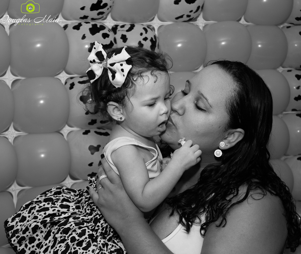 Mamãe beijando a Lara pelo fotógrafo Douglas Maia