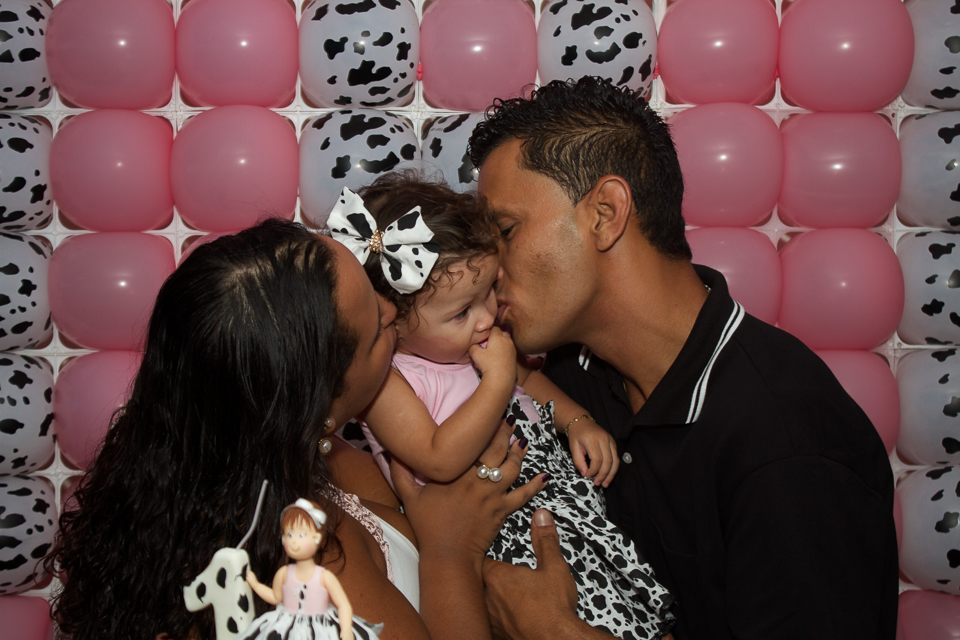 Lara ganhando beijo dos pais pelo fotógrafo Douglas Maia