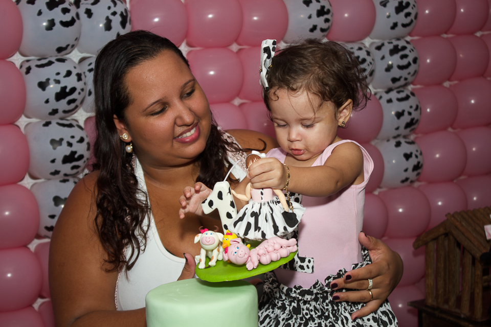 Lara brincando com bonequinha pelo fotógrafo Douglas Maia